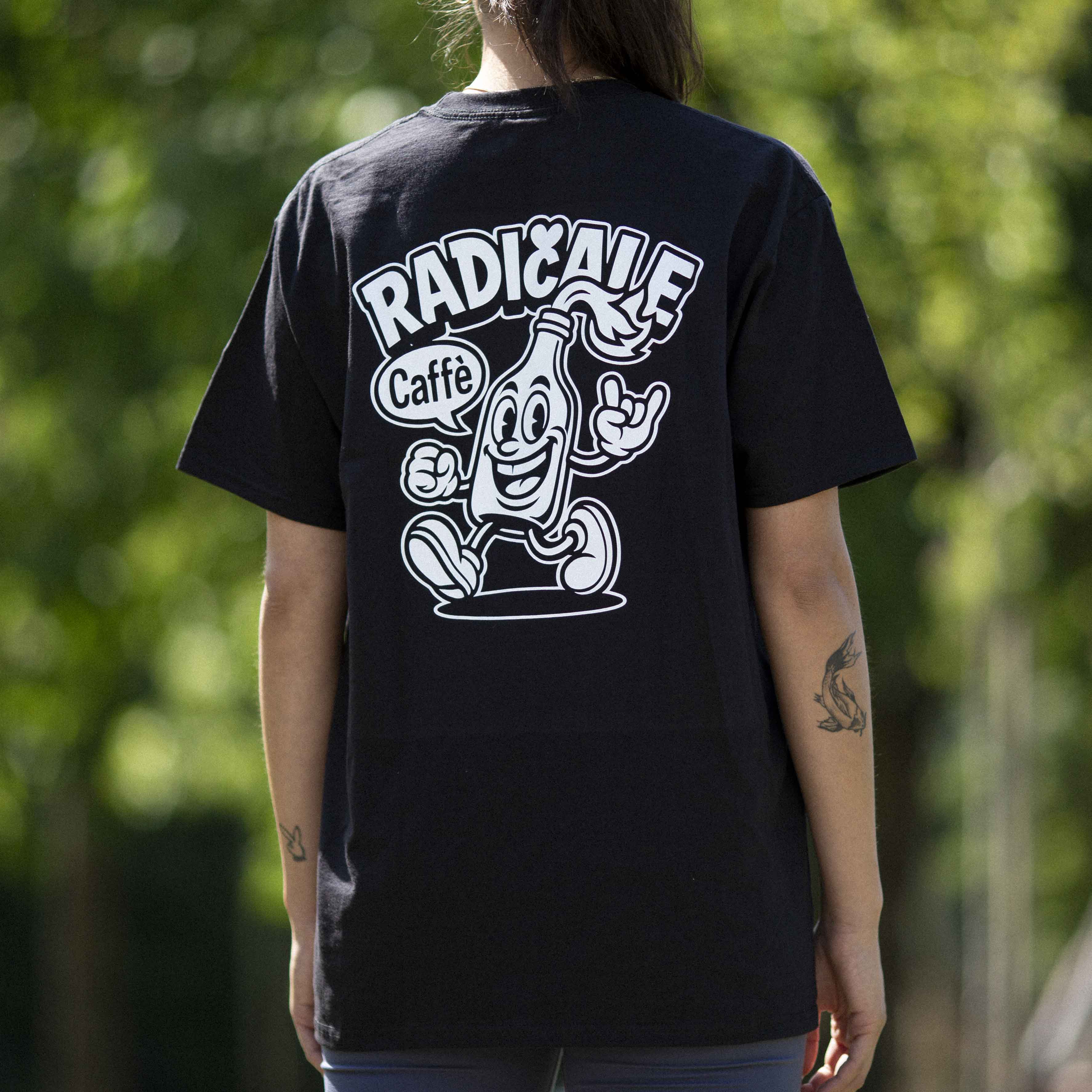 Schwarzes T-Shirt mit einem Radicale Caffè Aufdruck auf der Brust und einem lustigen Molotov Cocktail auf dem Rücken.