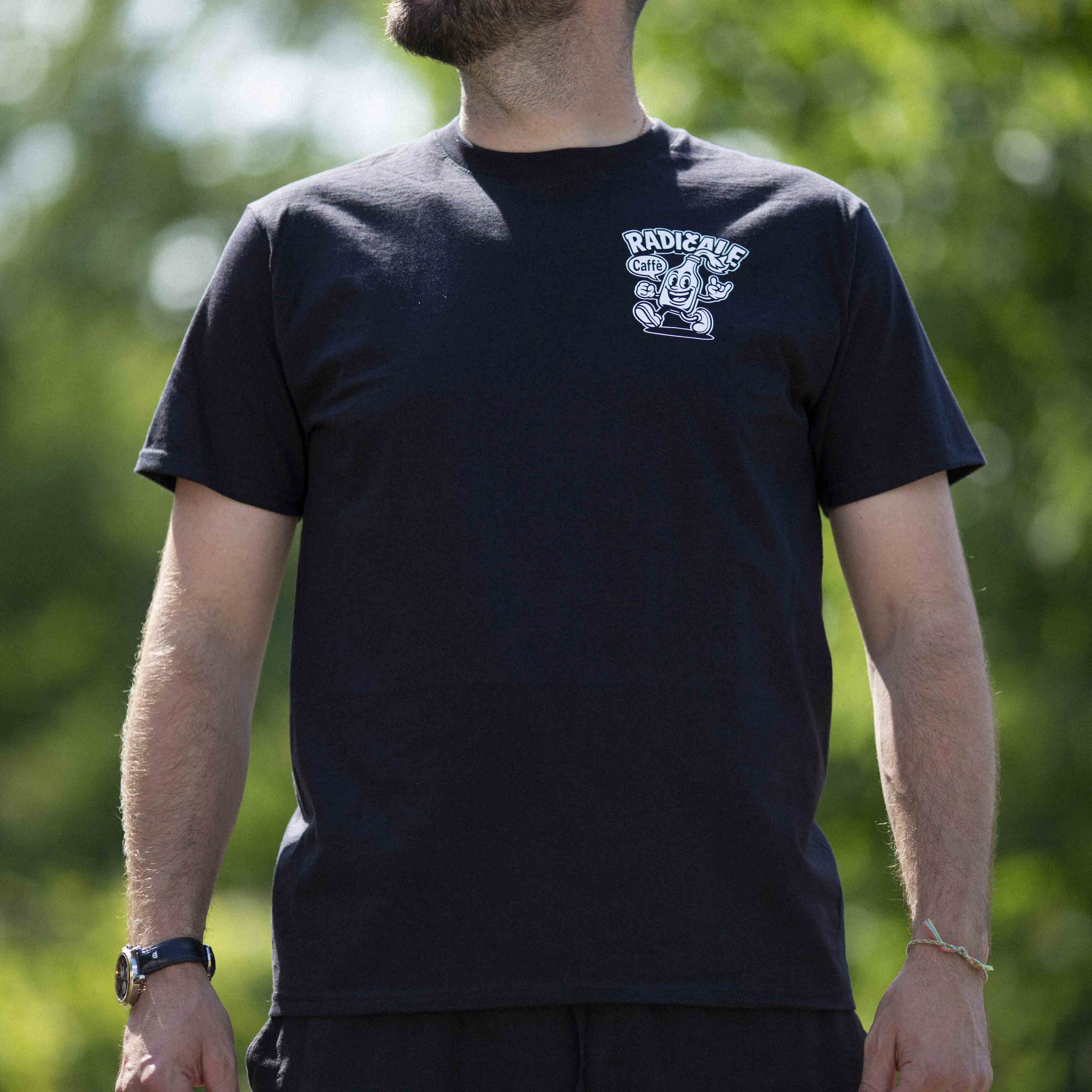 Schwarzes T-Shirt mit einem Radicale Caffè Aufdruck auf dem Rückrn und einem gut gelaunten Molotov Cocktail auf der Brust im Stile der Dreißigerjahre Comics.￼