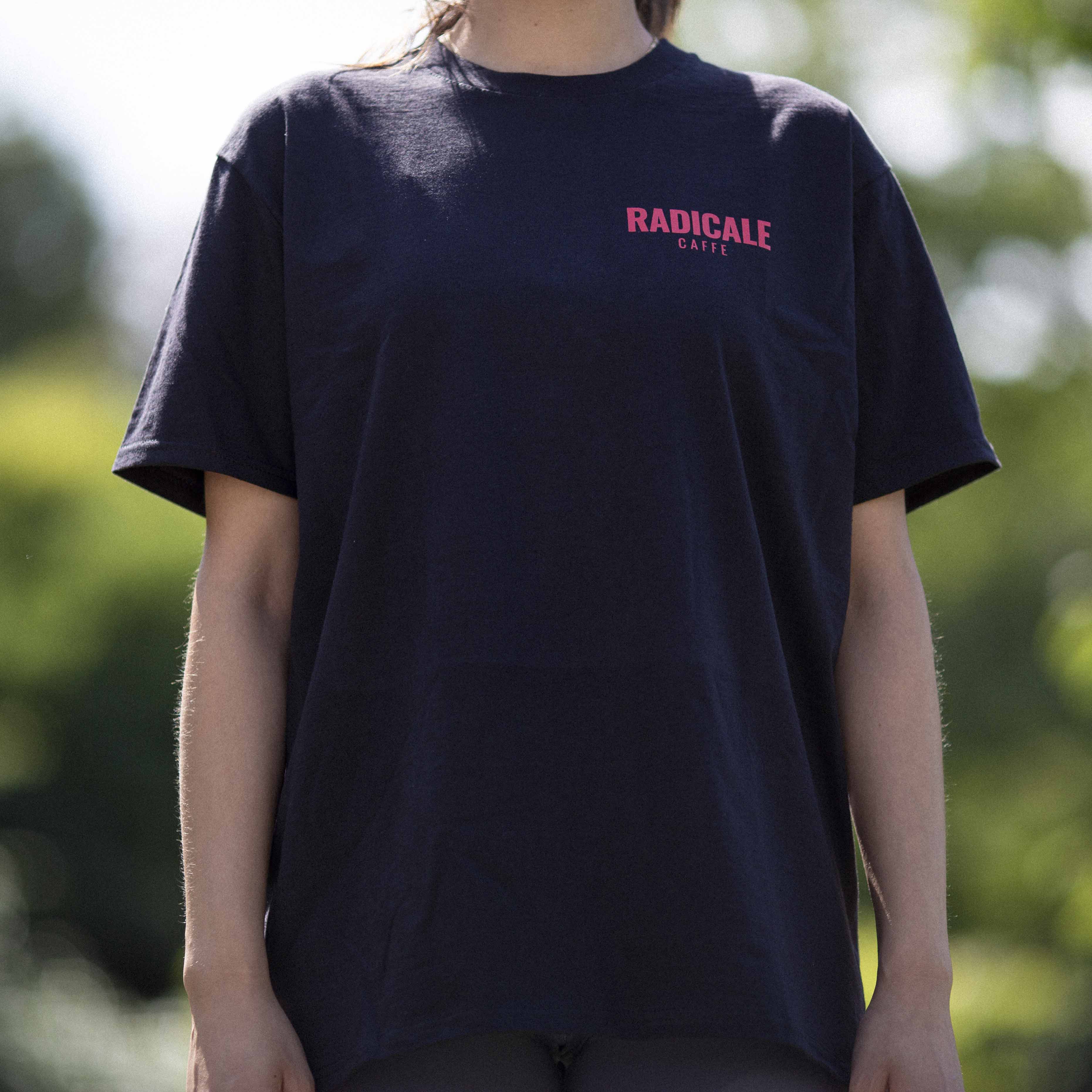 Schwarzes T-Shirt mit einem Radicale Caffè Aufdruck auf der Brust und einem lustigen Molotov Cocktail auf dem Rücken.
