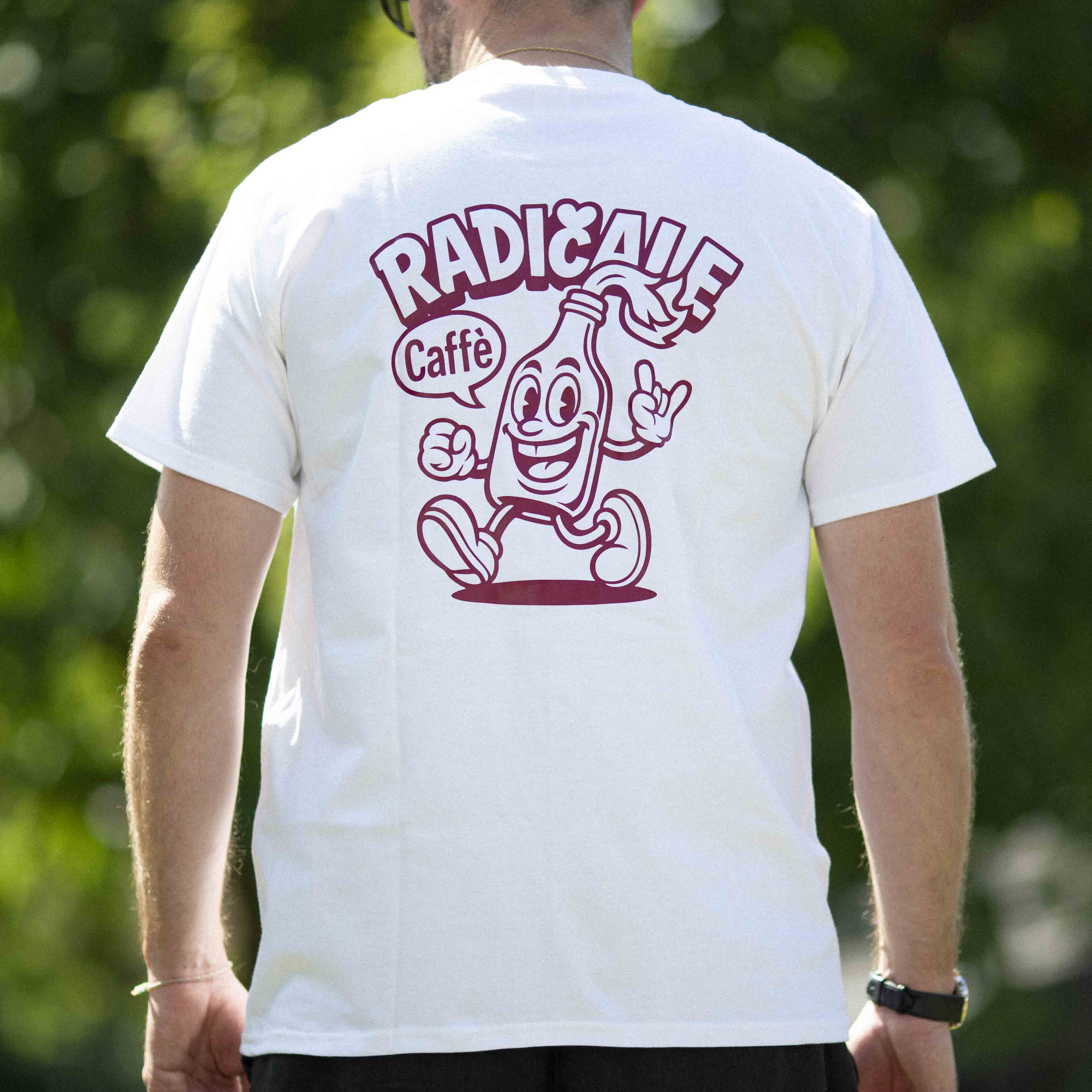 Weißes T-Shirt mit einem Radicale Caffè Aufdruck auf der Brust und einem lustigen Molotov Cocktail auf dem Rücken.