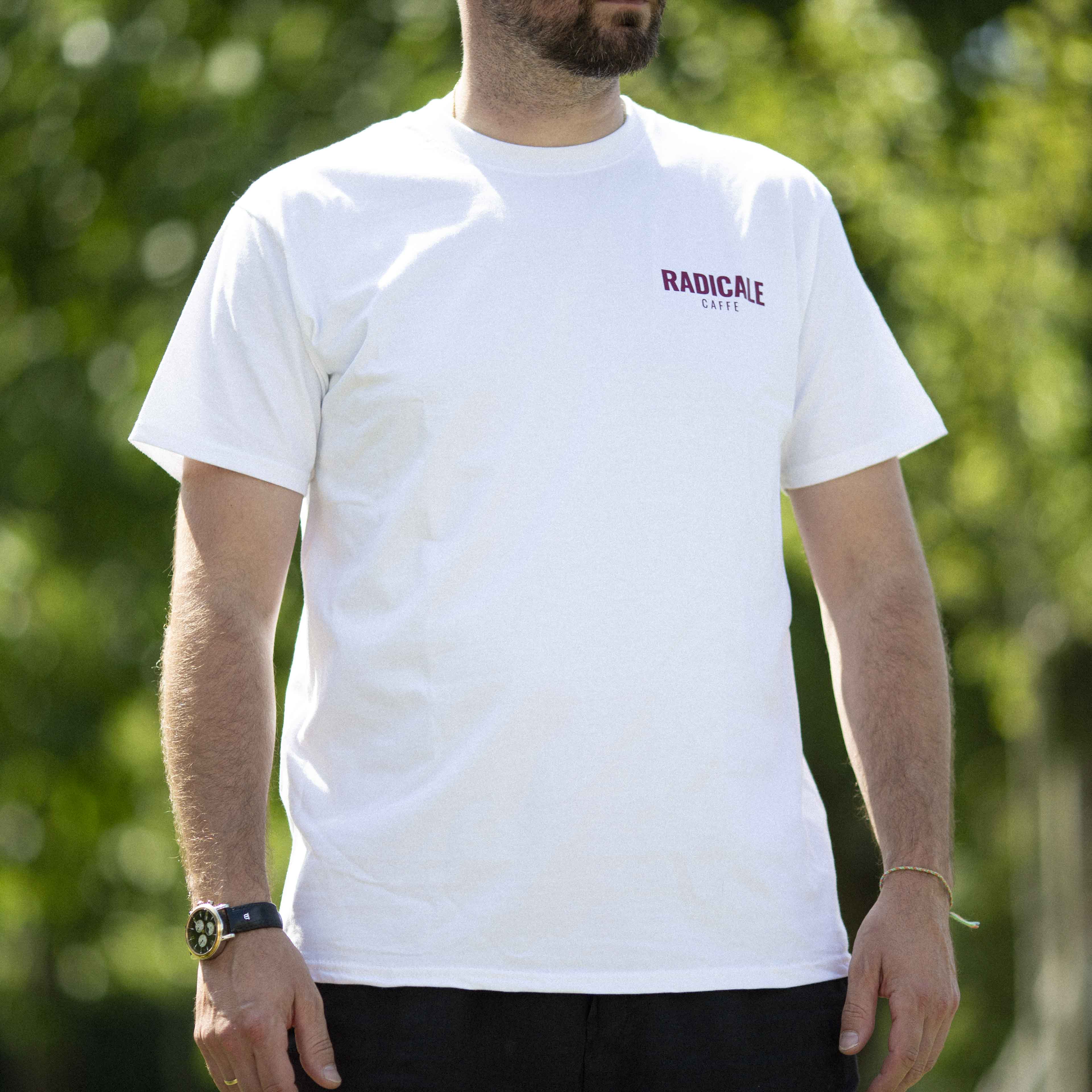 Weißes T-Shirt mit einem Radicale Caffè Aufdruck auf der Brust.