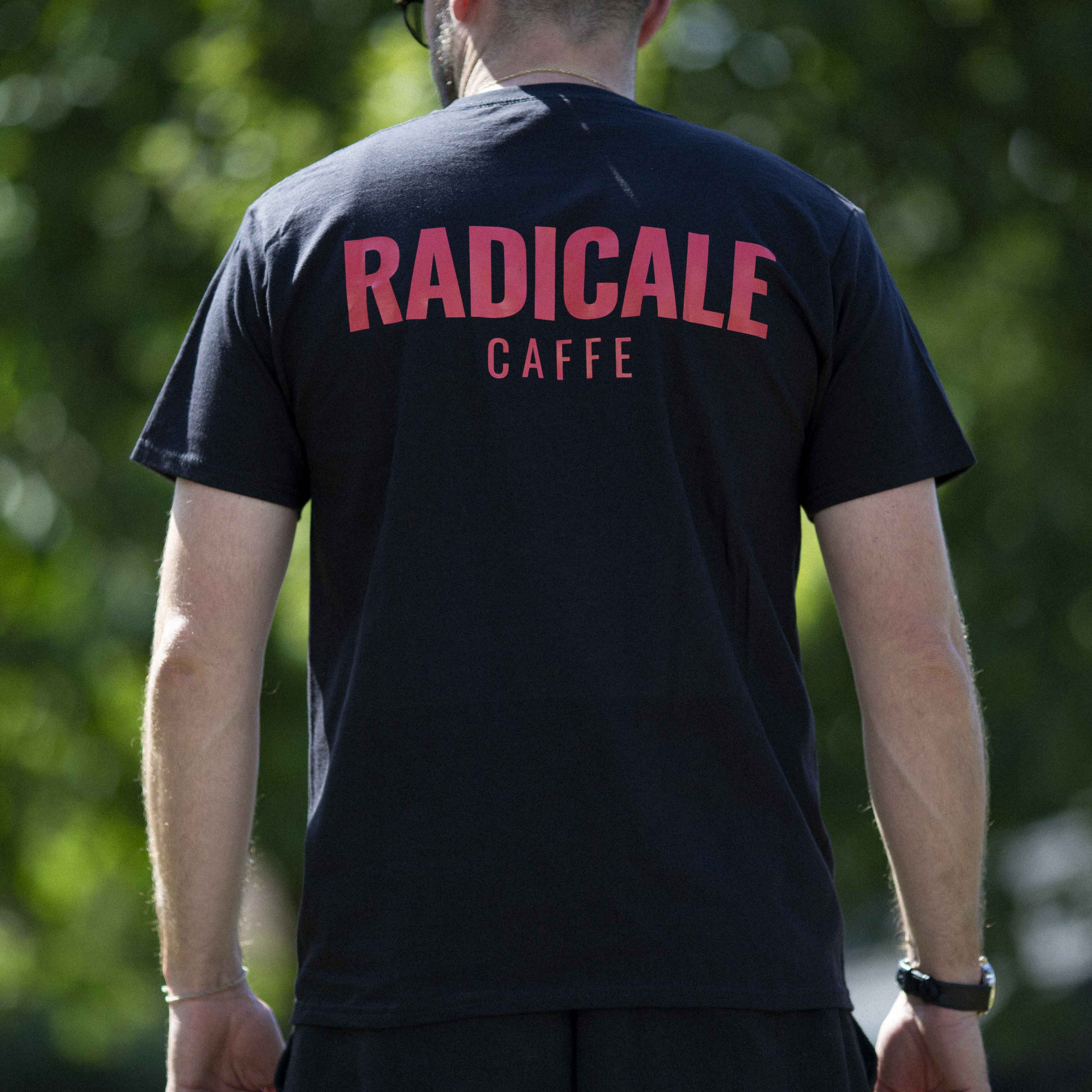 Schwarzes T-Shirt mit einem Radicale Caffè Aufdruck auf dem Rückrn und einem gut gelaunten Molotov Cocktail auf der Brust im Stile der Dreißigerjahre Comics.