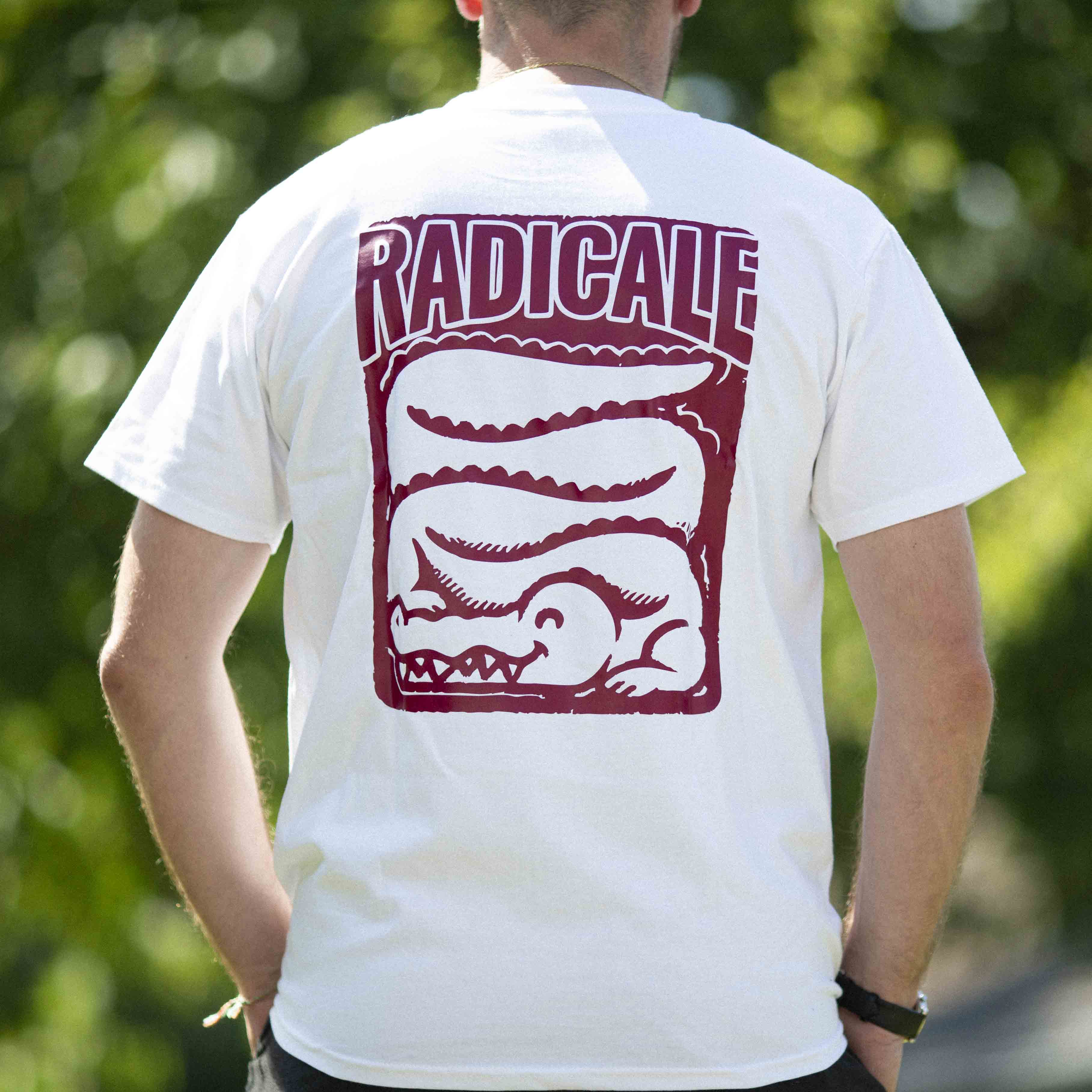 Weißes T-Shirt mit einem geschwungenem Krokodil auf dem Rücken.